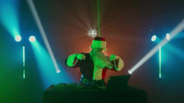 Santa Claus Mezclando Pistas Club Nocturno Una Fiesta Navidad Año — Vídeos de Stock