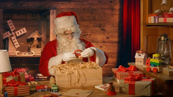 Papai Noel Mesa Segura Brinquedo Madeira Suas Mãos Sua Casa — Fotografia de Stock