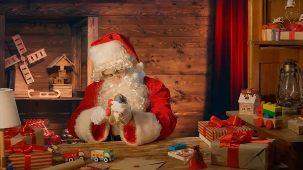 Papai Noel Mesa Com Presentes Fazendo Brinquedo Madeira Sua Casa — Fotografia de Stock