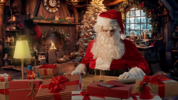 Père Noël Table Tient Jouet Bois Dans Ses Mains Maison — Video
