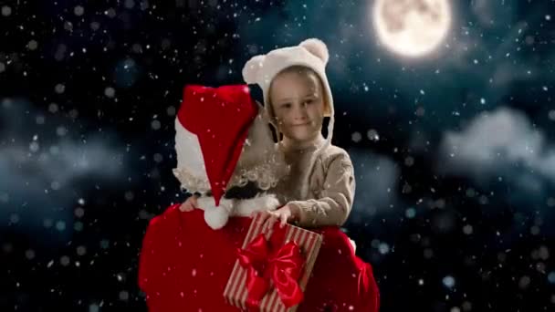 Санта Клаус Тримає Красиву Маленьку Дівчинку Руках Тлі Нічного Неба — стокове відео