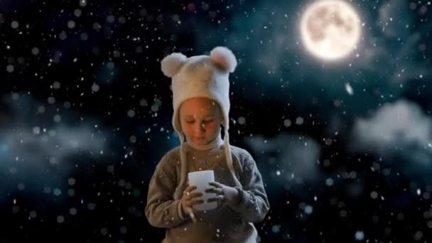 一个戴帽子的小女孩在夜空的背景下看着一支蜡烛 圣诞节的概念 — 图库视频影像