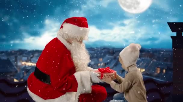 Kerstman Geeft Kerstcadeaus Doos Met Rood Lint Aan Kind Tegen — Stockvideo
