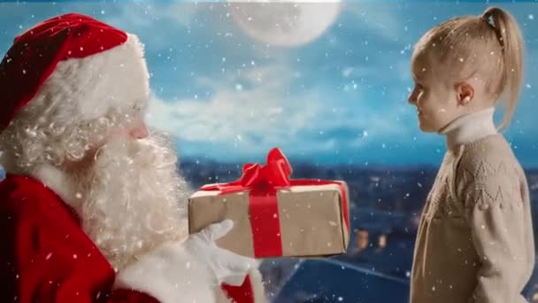 Noel Baba Gece Gökyüzünün Arka Planında Çocuğa Kırmızı Kurdeleli Noel — Stok video