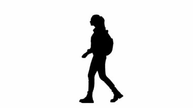 Uçak kreatif havaalanı reklam konseptiyle seyahat etmek. Silüet gezgini portresi beyaz arka plan alfa kanalında izole edildi. Genç bir kız öylesine yürüyor ve etrafa bakıyor..