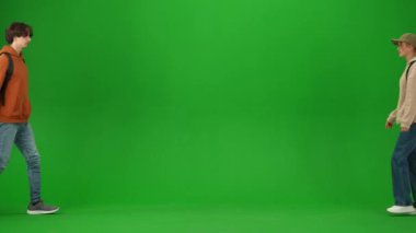 Uçak kreatif havaalanı reklam konseptiyle seyahat etmek. Krom anahtar yeşil ekran arka planında izole edilmiş gezgin portresi. Kız havaalanında bavullu bir adamla karşılaşıyor, mutlu bir ifadeyle..