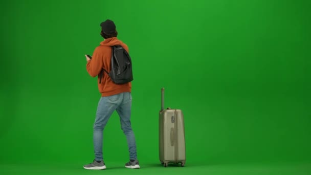 비행기 창조적인 개념으로 크로마 배경에 여행자의 초상화 남자는 표현에 지역에 — 비디오
