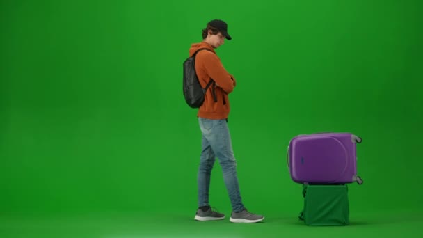 Cestování Letadlem Kreativní Letištní Reklamní Koncept Portrét Cestovatele Izolované Zeleném — Stock video