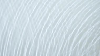 Beyaz dalga soyut veya dalgalı su dokusu arkaplanı.