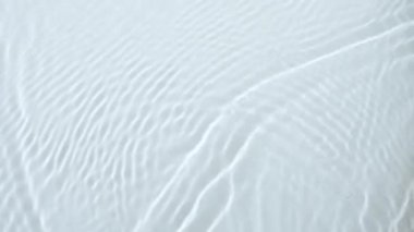 Beyaz dalga soyut veya dalgalı su dokusu arkaplanı.