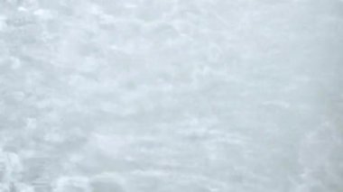 Beyaz dalga soyut veya dalgalı su dokusu arkaplanı.