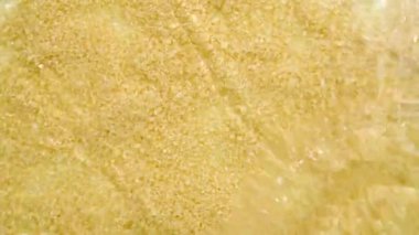 Arka plan olarak sualtı kumlu sahilin dokusu, üst manzara.