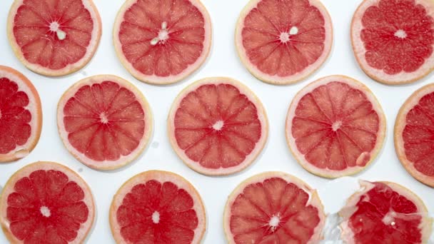Felie Grapefruit Sub Apă Sau Apă Stropire Picătură Sus Vedere — Videoclip de stoc