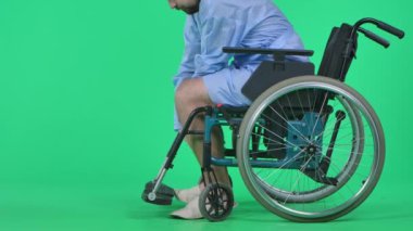 Tıp koğuşu ve sağlık rehabilitasyon reklam konsepti. Tekerlekli sandalyeden kalkmasına ve birkaç başarılı adım atmasına yardım eden adam, yakın çekim. Krom anahtar yeşil ekranda izole edildi.