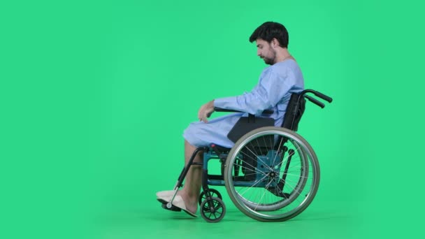 Clínica Médica Conceito Propaganda Reabilitação Saúde Homem Cadeira Rodas Olhando — Vídeo de Stock