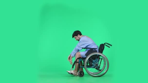 휠체어에서 나오고 성공적인 표현을 만드는 크로마 화면에 — 비디오