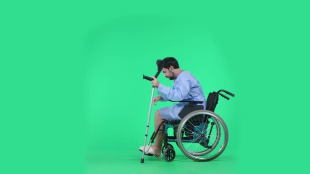 Концепція Реклами Медичного Закладу Медичної Реабілітації Людина Інвалідному Візку Намагається — стокове відео