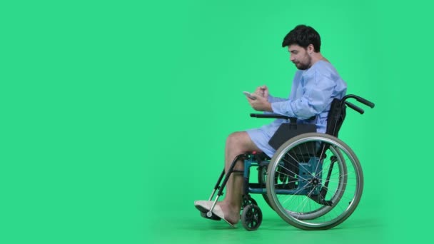 Концепція Реклами Медичного Закладу Медичної Реабілітації Чоловік Інвалідному Візку Тримає — стокове відео