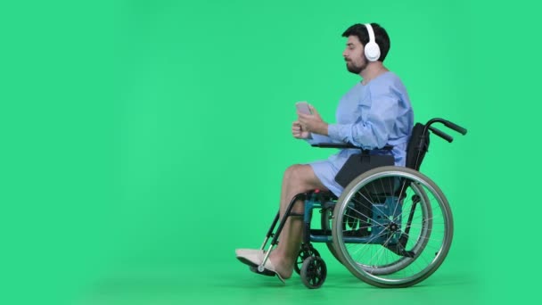 Koncepcja Reklamy Oddziału Medycznego Rehabilitacji Zdrowotnej Mężczyzna Wózku Inwalidzkim Noszący — Wideo stockowe