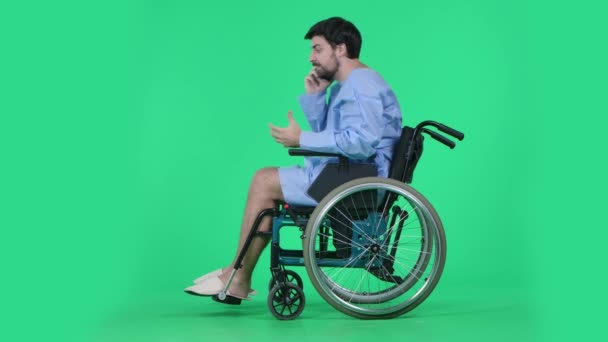 휠체어를 남자가 스마트폰에서 명시적으로 실망스러운 표현을 끝내는 통화를 합니다 크로마 — 비디오