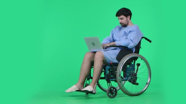 Clínica Médica Conceito Propaganda Reabilitação Saúde Homem Cadeira Rodas Segurando — Vídeo de Stock