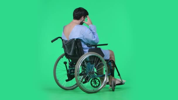 Концепція Реклами Медичного Закладу Медичної Реабілітації Чоловік Інвалідному Візку Дивиться — стокове відео