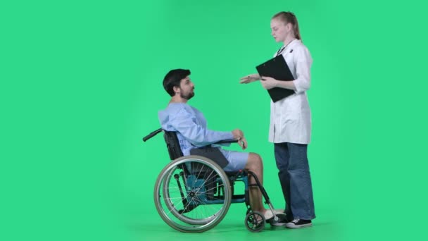 Medicinsk Avdelning Och Rehabilitering Reklam Koncept Mannen Rullstol Sköterskan Kollar — Stockvideo
