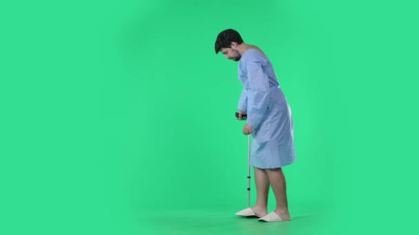 医疗病房和医疗保健康复广告的概念 穿着长袍的男人很少有成功的步伐与拐杖 慢慢地走和跛行创伤后 在彩色键绿色屏幕上分离 — 图库视频影像