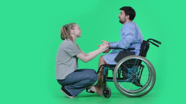 Концепція Реклами Медичного Закладу Медичної Реабілітації Чоловік Інвалідному Візку Розмовляє — стокове відео
