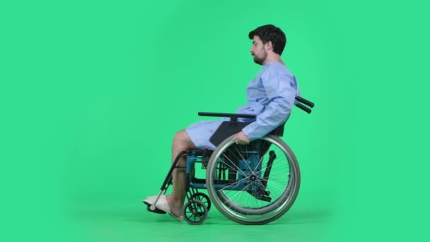 Clínica Médica Conceito Propaganda Reabilitação Saúde Homem Cadeira Rodas Cavalgando — Vídeo de Stock