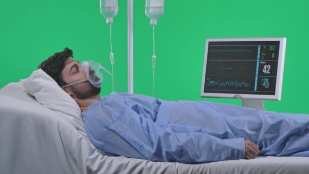 医疗病房和医疗广告的概念 男人在床上滴水 呼吸面具和监视器 他呼吸急促失去意识心率停止在彩色键绿色屏幕上分离 — 图库视频影像