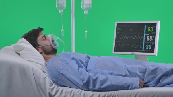 Servicio Médico Concepto Publicidad Rehabilitación Salud Hombre Cama Con Goteo — Vídeos de Stock