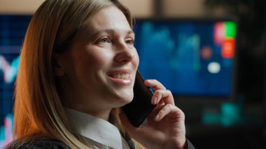 Verilerle çalışan genç bir kadın için finansal analiz ve piyasa tahmini kavramı