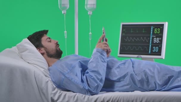 Концепция Рекламы Медицинского Отделения Здравоохранения Мужчина Постели Капельницей Проверяющий Сердце — стоковое видео