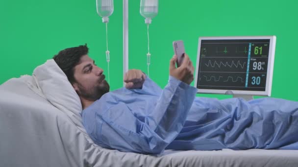 Orvosi Osztály Egészségügyi Rehabilitációs Koncepció Egy Férfi Ágyban Csöpögő Szívmonitorral — Stock videók