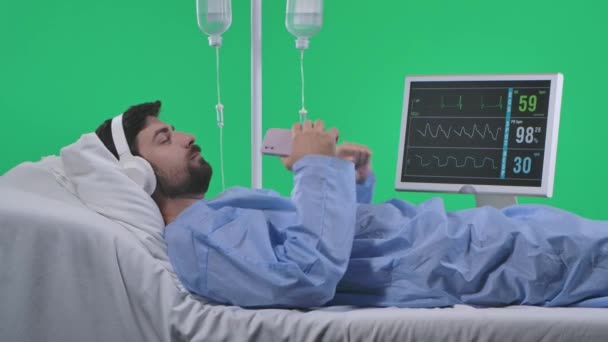 Atención Médica Concepto Publicidad Sanitaria Hombre Cama Con Goteo Respirando — Vídeos de Stock