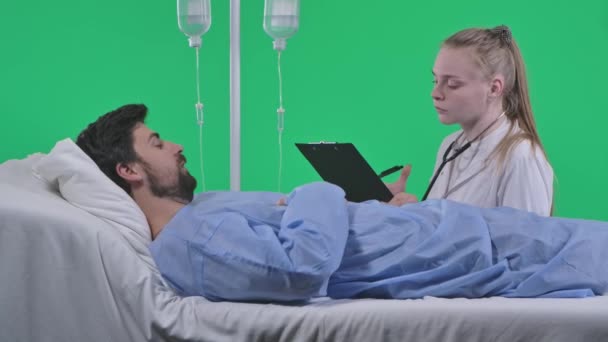 医疗病房和医疗广告的概念 男人在床上滴水 呼吸面具和监视器 护士与人交谈 填写清单 在彩色键绿色屏幕上分离 — 图库视频影像