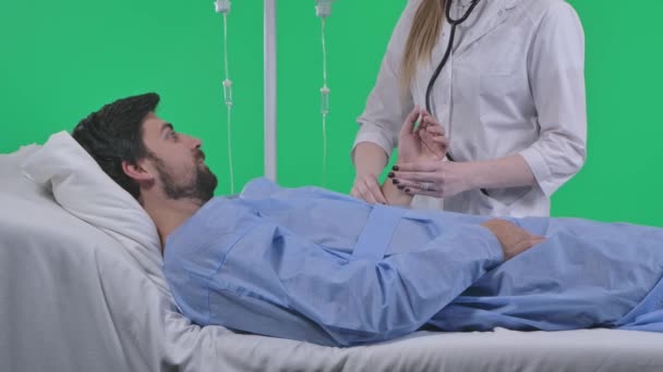 Medicinsk Avdelning Och Rehabilitering Reklam Koncept Mannen Sängen Med Dropp — Stockvideo