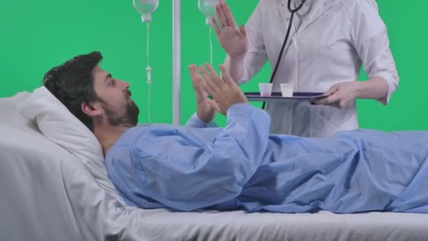 Ιατρική Πτέρυγα Και Υγειονομική Διαφήμιση Έννοια Άντρας Στο Κρεβάτι Ορό — Αρχείο Βίντεο