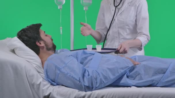 Conceito Enfermaria Médica Propaganda Saúde Homem Cama Com Gotejamento Enfermeira — Vídeo de Stock