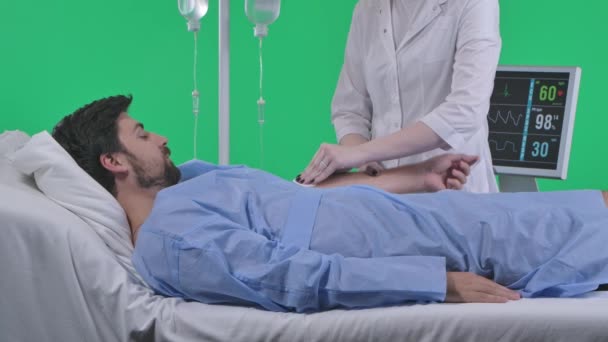 Conceito Enfermaria Médica Propaganda Saúde Homem Cama Com Monitor Gotejamento — Vídeo de Stock