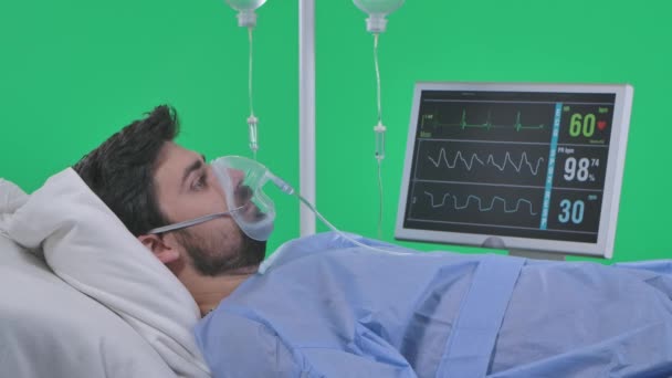 医疗病房和医疗保健康复广告的概念 用滴滴 呼吸和看周围震惊的表情把男人关在床上 在彩色键绿色屏幕上分离 — 图库视频影像