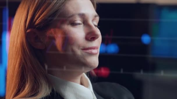 女性の株式トレーダー ビジネスマンは ブローカー代理店オフィスで働いています バックグラウンドとフォアグラウンドのコンピュータと大きなデジタルスクリーン — ストック動画