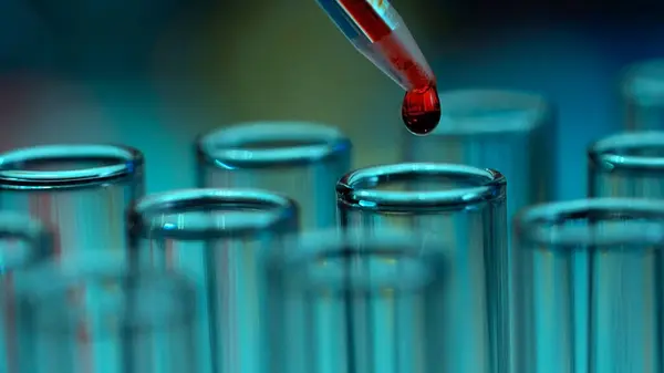 테스트 튜브의 매크로 피펫에서 혈액이 떨어집니다 생화학 실험실의 Dna — 스톡 사진