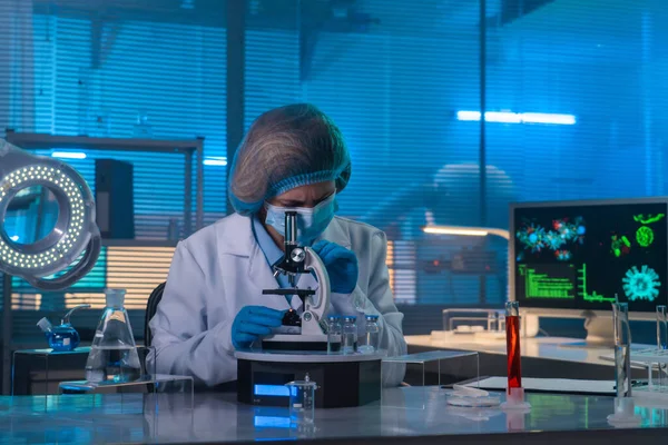 Araştırma Laboratuarında Deney Tüpleri Mataralarıyla Oturan Kadın Bilim Adamı Beyaz — Stok fotoğraf