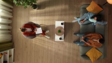 Aile psikoterapisi ve zihinsel sağlık yaratıcı konsepti. Terapi seansındaki evli çiftin en iyi görüntüsü. Kadın ve erkek kanepede oturup psikoterapistle konuşuyorlar..