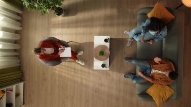 Aile psikoterapisi ve zihinsel sağlık yaratıcı konsepti. Terapi seansındaki evli çiftin en iyi görüntüsü. Kadın ve erkek kanepede oturuyor ve tartışıyor, negatif gergin bir konuşma..