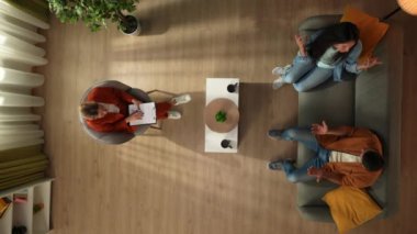 Aile psikoterapisi ve zihinsel sağlık yaratıcı konsepti. Terapi seansındaki evli çiftin en iyi görüntüsü. Kadın ve erkek kanepede oturuyor ve tartışıyor, negatif gergin bir konuşma..