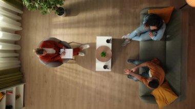 Aile psikoterapisi ve zihinsel sağlık yaratıcı konsepti. Terapi seansındaki evli çiftin en iyi görüntüsü. Adam ortağı hakkında şikayet ediyor ve kadın kızgın bir şekilde uzaklaşıyor.