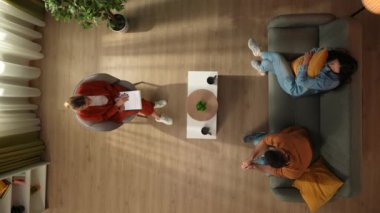 Aile psikoterapisi ve zihinsel sağlık yaratıcı konsepti. Terapi seansındaki evli çiftin en iyi görüntüsü. Kanepede oturan erkek ve kadın tartışıyor ve birbirlerini suçluyorlar, terapistle konuşuyorlar..